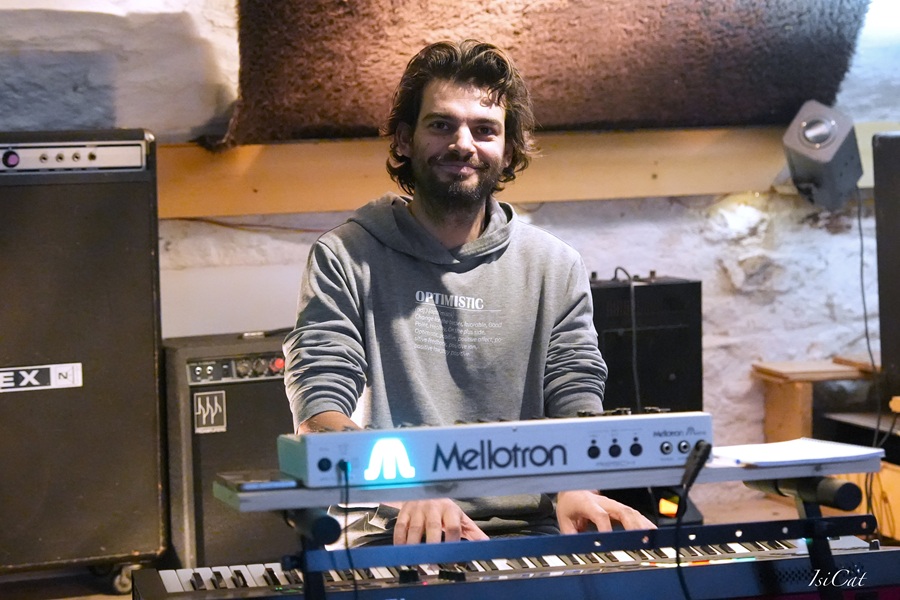 Arnaud jouant du Mellotron dans le groupe Quetzal