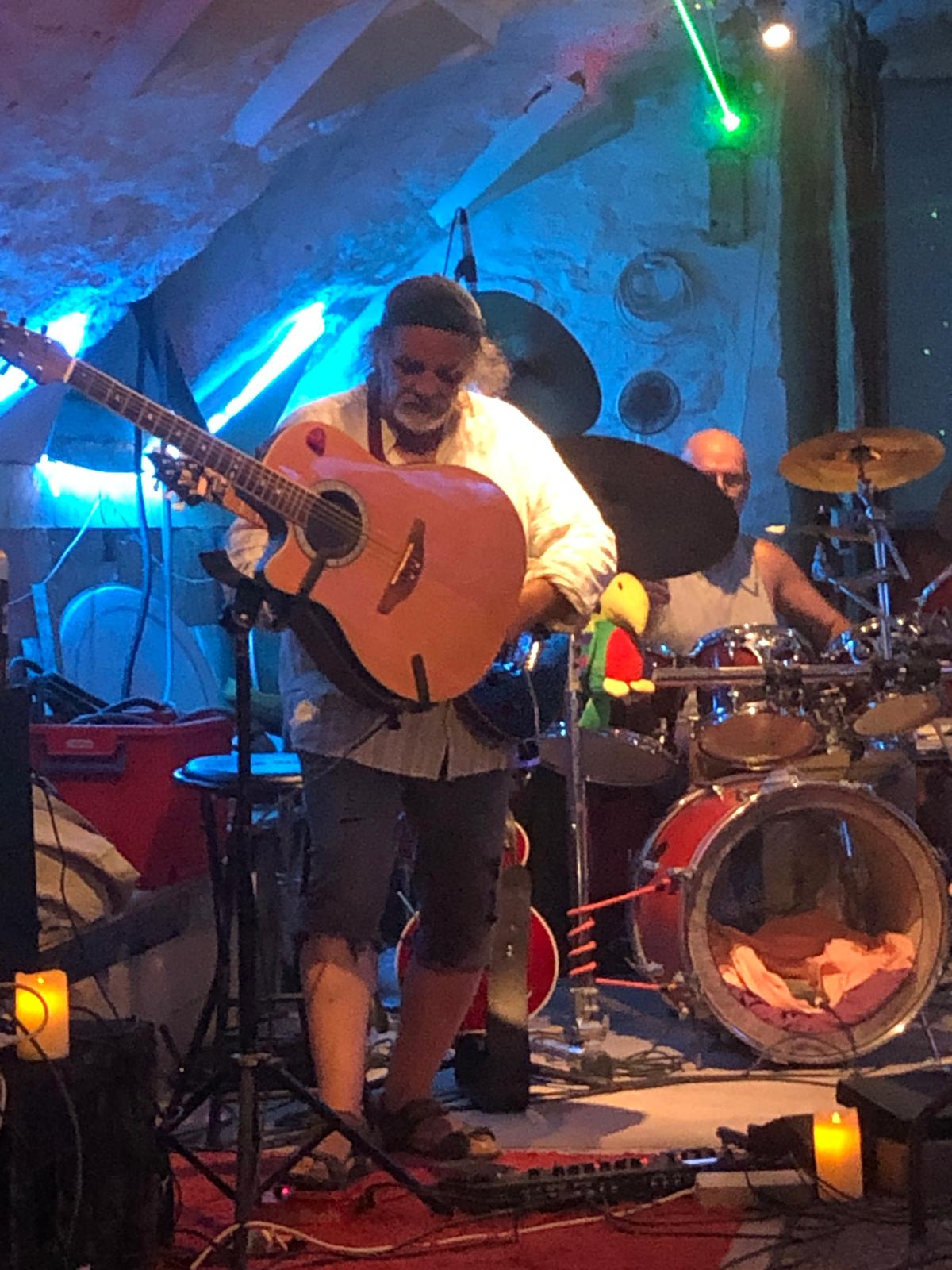 Christian à la guitare et Loulou à la batterie pendant le concert de Quetzal à La Maurelle