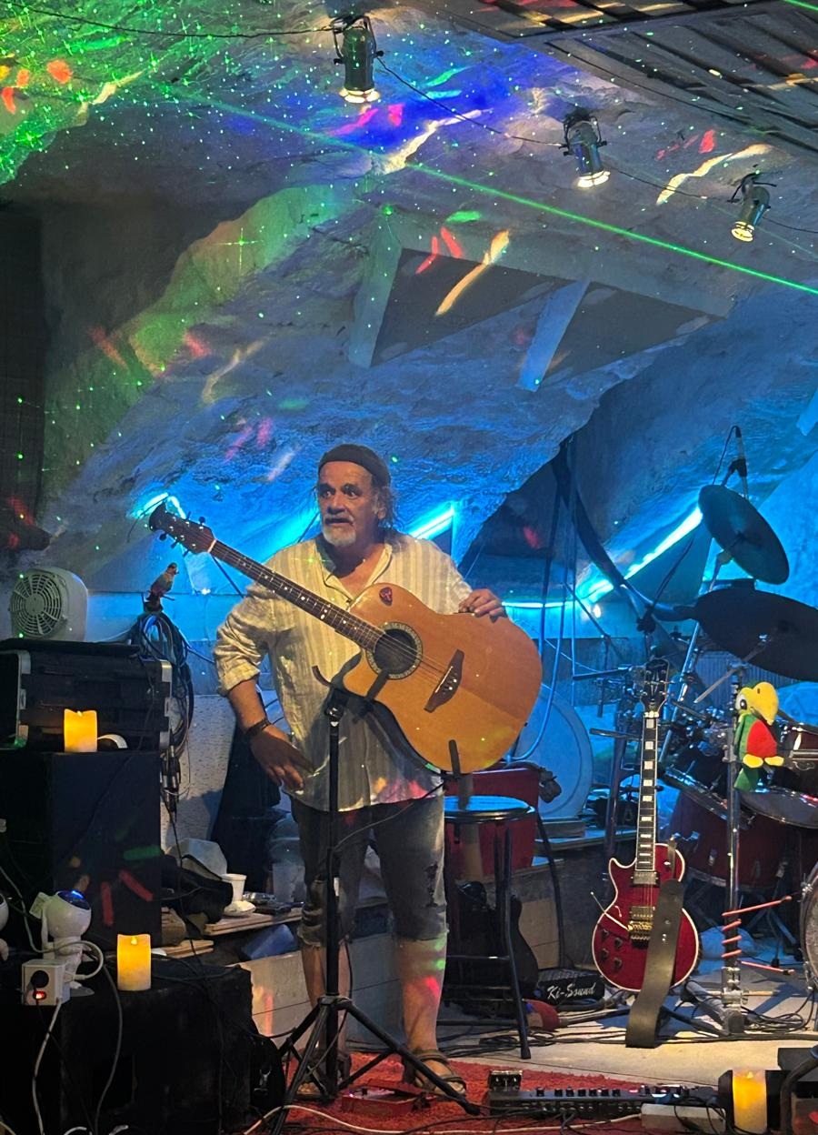 Christian de Quetzal au clavier pendant le concert à La Maurelle