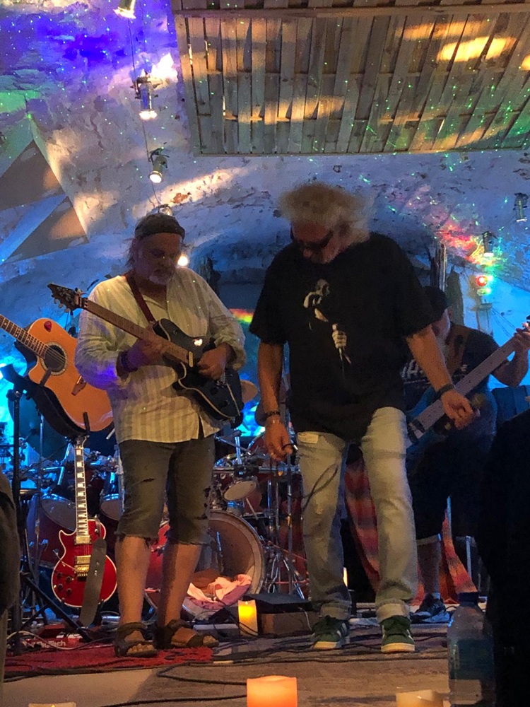 Solo de guitare avec Christian et jeu de scène de Thierry pendant le concert de Quetzal à La Maurelle