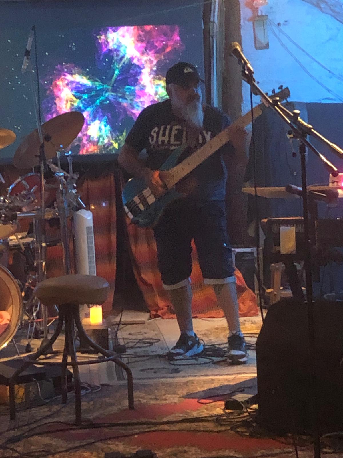 Dan à la basse pendant le concert de Quetzal à La Maurelle