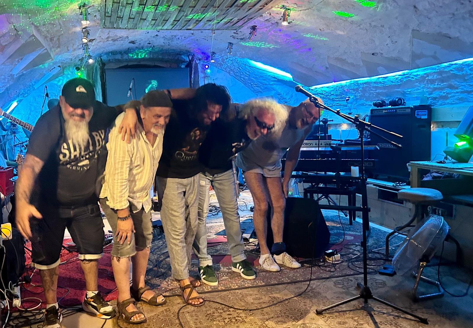 Quetzal sur scène pendant le concert à La Maurelle