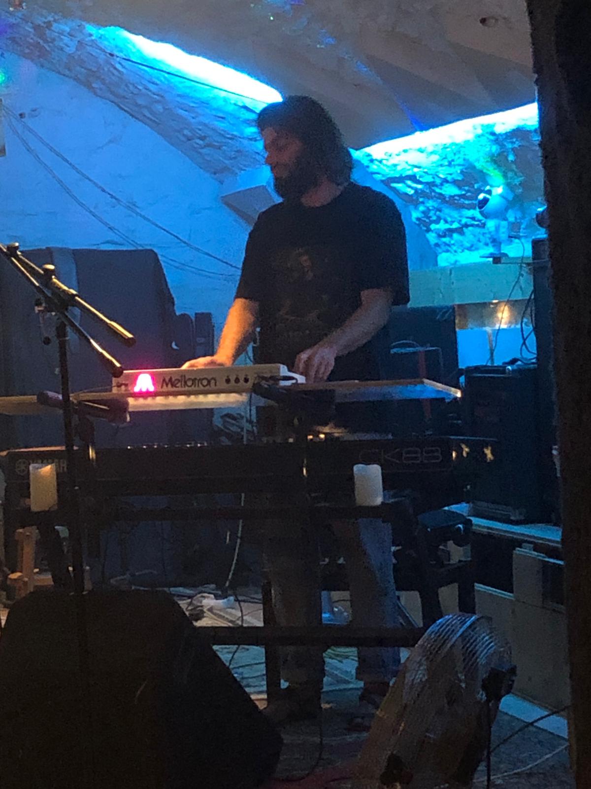 Arno aux claviers pendant le concert de Quetzal à La Maurelle