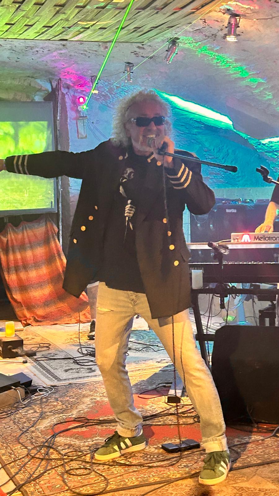 Thierry sur scène pendant le concert de Quetzal à La Maurelle